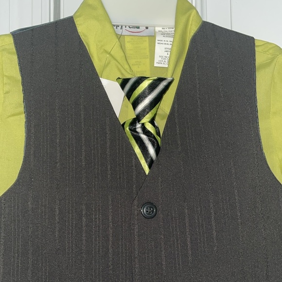 BRAND NEW 4 PIECES BOYS SET - Picture 2 of 3